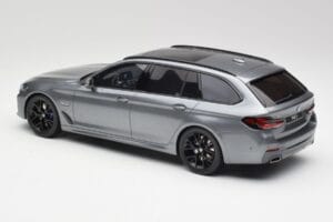 BMW G61 530e M Sport Touring Mineral Pelēks GT Spirit 1:18 GT485 Sveķi — attēls 5 no 6