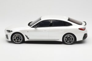 BMW i4 M50 G26 Mineral Balts Metaliks Otto 1:18 OT1074 Sveķi — attēls 3 no 6