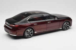 BMW i7 G70 Black & Red Metallic Minichamps 1:18 110023201 Metāls — attēls 3 no 8