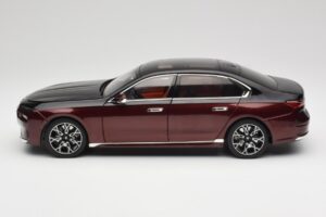 BMW i7 G70 Black & Red Metallic Minichamps 1:18 110023201 Metāls — attēls 4 no 8
