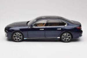 BMW i7 G70 Blue Metallic Minichamps 1:18 110023202 Metāls — attēls 4 no 8