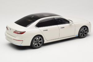 BMW i7 G70 White Metallic Minichamps 1:18 110023200 Metāls — attēls 3 no 8