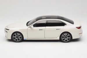 BMW i7 G70 White Metallic Minichamps 1:18 110023200 Metāls — attēls 4 no 8