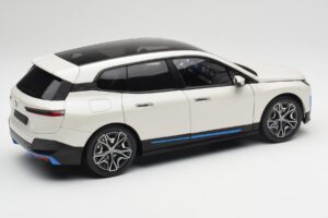 BMW iX Alpine White Minichamps 1:18 110023102 Metāls — attēls 3 no 8
