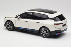 BMW iX Alpine White Minichamps 1:18 110023102 Metāls — attēls 7 no 8