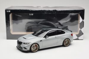 BMW M2 CS F87 Sudrabs ar zeltainiem diskiem Minichamps 1:18 155021028 Metāls — attēls 6 no 6