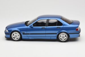 BMW M3 E36 Sedans Zils Otto 1:18 OT1082 Sveķi — attēls 3 no 6