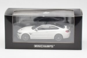 BMW M4 GTS F82 Balts Ar Pelēkiem Diskiem Minichamps 1:43 410025221 Metāls — attēls 4 no 4