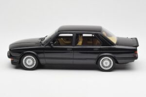 BMW M5 E28 Diamond Melns Otto 1:18 OT184 Sveķi — attēls 3 no 6