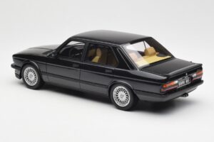 BMW M5 E28 Diamond Melns Otto 1:18 OT184 Sveķi — attēls 5 no 6