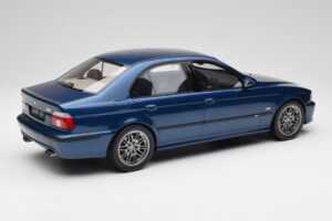 BMW M5 E39 Avus Zils Otto 1:12 G073 Sveķi — attēls 2 no 6