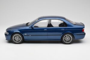 BMW M5 E39 Avus Zils Otto 1:12 G073 Sveķi — attēls 3 no 6