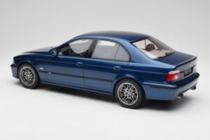 BMW M5 E39 Avus Zils Otto 1:12 G073 Sveķi — attēls 5 no 6