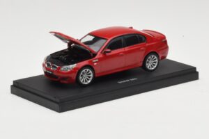BMW M5 E60 Sarkans Kyosho 1:43 03503R Metāls — attēls 3 no 4