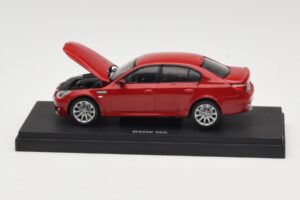 BMW M5 E60 Sarkans Kyosho 1:43 03503R Metāls
