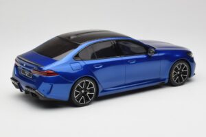 BMW M5 G90 Marina Bay Blue Metallic GT Spirit 1:18 GT507 Sveķi — attēls 2 no 6