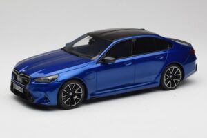 BMW M5 G90 Marina Bay Blue Metallic GT Spirit 1:18 GT507 Sveķi