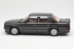 BMW M535i E28 Diamond Melns AUTOart 1:18 75162 Metāls — attēls 4 no 8