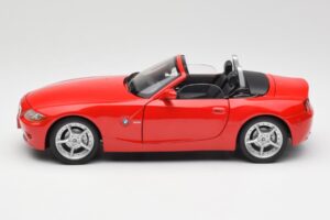 BMW Z4 E85 Roadster Sarkans Bburago 1:18 34046 Metāls — attēls 4 no 8