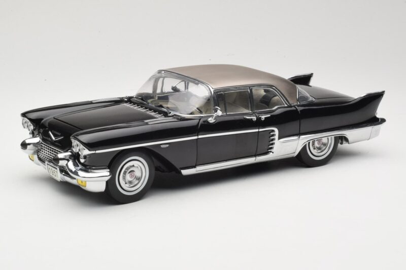 Cadillac Brougham Melns Sun Star 1:18 4001 Metāls