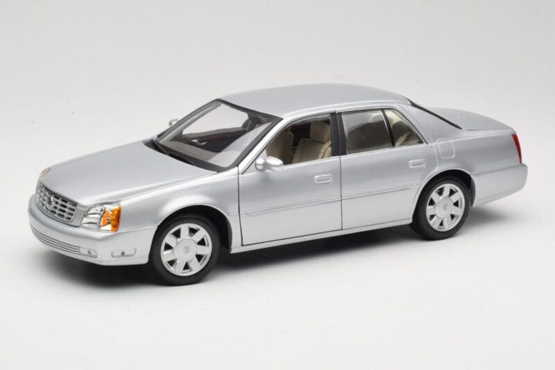 Cadillac DeVille DTS Maisto 1:18 56061 Metāls