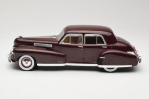 Cadillac Fleetwood 60 Special Sedan Sarkans MCG 1:18 MCG18071 Metāls — attēls 3 no 6