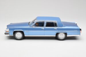 Cadillac Fleetwood Brougham Zils Metālisks MCG 1:18 MCG18252 Metāls — attēls 3 no 6