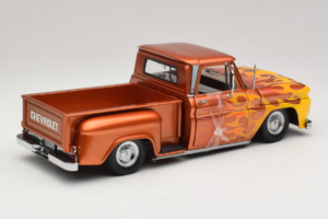 Chevrolet C-10 Stepside Pickup Lowrider Oranžs ar Liesmu Sun Star 1:18 1392 Metāls — attēls 2 no 6