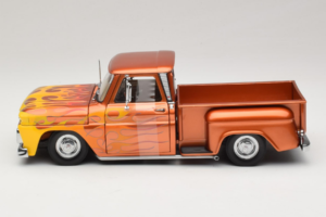 Chevrolet C-10 Stepside Pickup Lowrider Oranžs ar Liesmu Sun Star 1:18 1392 Metāls — attēls 3 no 6