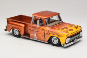 Chevrolet C-10 Stepside Pickup Lowrider Oranžs ar Liesmu Sun Star 1:18 1392 Metāls — attēls 4 no 6