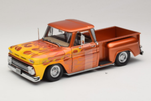 Chevrolet C-10 Stepside Pickup Lowrider Oranžs ar Liesmu Sun Star 1:18 1392 Metāls
