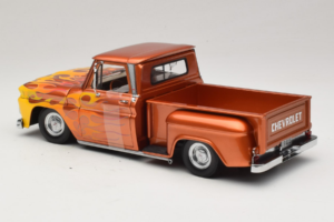 Chevrolet C-10 Stepside Pickup Lowrider Oranžs ar Liesmu Sun Star 1:18 1392 Metāls — attēls 5 no 6