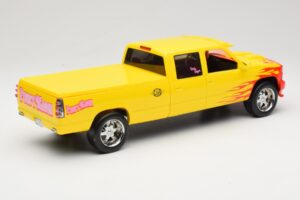 Chevrolet C2500 Silverado Pussy Wagon From Kill Bill Dzeltens GreenLight 1:18 19015 Metāls — attēls 2 no 6