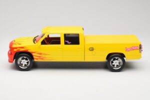 Chevrolet C2500 Silverado Pussy Wagon From Kill Bill Dzeltens GreenLight 1:18 19015 Metāls — attēls 3 no 6
