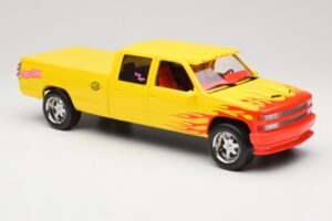 Chevrolet C2500 Silverado Pussy Wagon From Kill Bill Dzeltens GreenLight 1:18 19015 Metāls — attēls 4 no 6