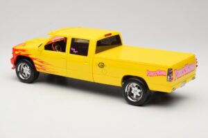 Chevrolet C2500 Silverado Pussy Wagon From Kill Bill Dzeltens GreenLight 1:18 19015 Metāls — attēls 5 no 6