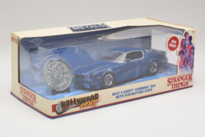 Chevrolet Camaro Z28 Stranger Things With Collectible Coin Metals Diecast 1:24 31110 Metāls — attēls 2 no 3