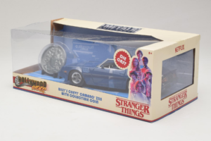 Chevrolet Camaro Z28 Stranger Things With Collectible Coin Metals Diecast 1:24 31110 Metāls — attēls 3 no 3