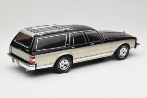 Chevrolet Caprice Estate Wagon Sudrabs & Pelēks MCG 1:18 MCG18478 Metāls — attēls 2 no 6