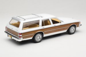 Chevrolet Caprice Estate Wagon Balts MCG 1:18 MCG18475 Metāls — attēls 2 no 6