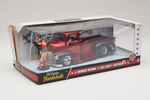 Chevrolet COE Pickup Wonder Woman With Figure Metals Diecast 1:24 30453 Metāls — attēls 2 no 3