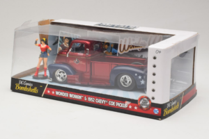 Chevrolet COE Pickup Wonder Woman With Figure Metals Diecast 1:24 30453 Metāls — attēls 3 no 3