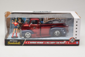 Chevrolet COE Pickup Wonder Woman With Figure Metals Diecast 1:24 30453 Metāls