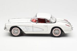 Chevrolet Corvette C1 Spider Hard Top Snowcrest Balts AUTOart 1:18 71147 Metāls — attēls 4 no 8