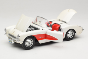 Chevrolet Corvette C1 Balts & Sarkans Bburago 1:18 3024-M3 Metāls — attēls 2 no 8