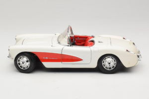 Chevrolet Corvette C1 Balts & Sarkans Bburago 1:18 3024-M3 Metāls — attēls 4 no 8