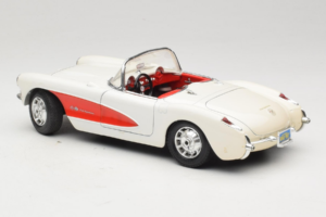 Chevrolet Corvette C1 Balts & Sarkans Bburago 1:18 3024-M3 Metāls — attēls 7 no 8