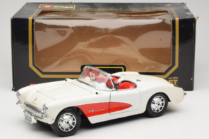 Chevrolet Corvette C1 Balts & Sarkans Bburago 1:18 3024-M3 Metāls — attēls 8 no 8