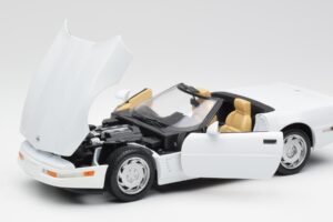 Chevrolet Corvette C4 Kabriolets Balts Maisto 1:18 32830 Metāls — attēls 2 no 8