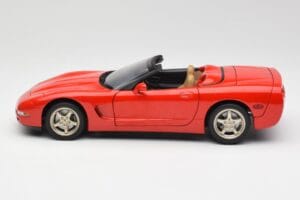 Chevrolet Corvette C5 Kabriolets Sarkans UT Models 1:18 21006 Metāls — attēls 4 no 8